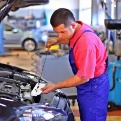 Mechanik ciężarówek: ile zarobisz w Polsce? Stawki, czynniki, porady.