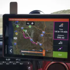 Nawigacja Garmin pokazuje trasę z Portland do Salt Lake City, 596 mil. Idealna, gdy zastanawiasz się, jaką kupić nawigację do ciężarówki.
