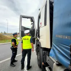 Policjanci kontrolują ciężarówkę. Od kiedy obowiązuje zakaz wyprzedzania ciężarówek?