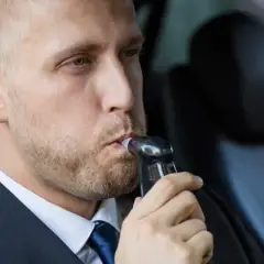 Alkomat: jak dmuchać, by wynik był pewny? Poradnik eksperta.