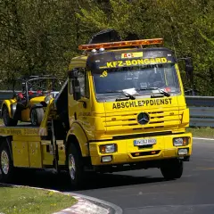 Holowanie auta: Kompletny przewodnik. Kiedy laweta?