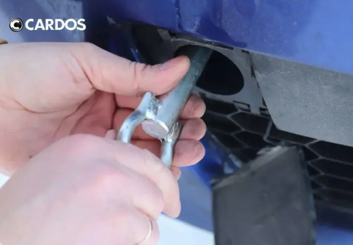 Ucho holownicze Toyota Avensis: Gdzie jest i jak je wkręcić?