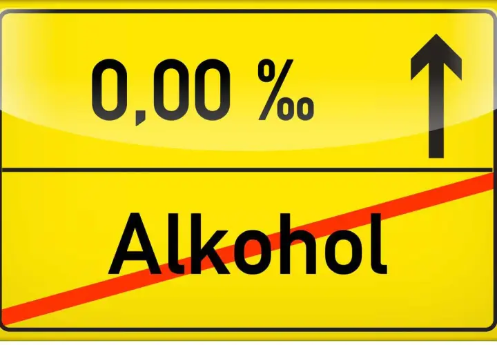 Żółty znak drogowy z napisem "0,00 % Alkohol" i przekreśleniem.