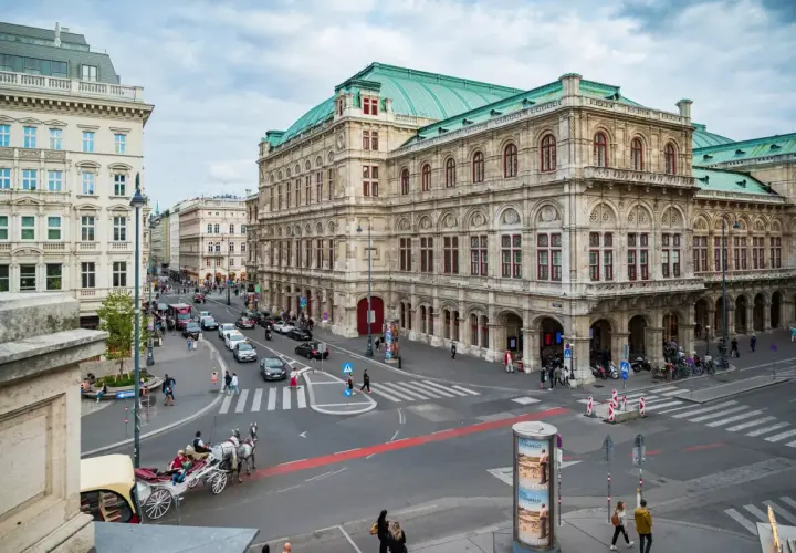 Wiedeń autem 2026: Jak wybrać najlepszą trasę i nie przepłacić?