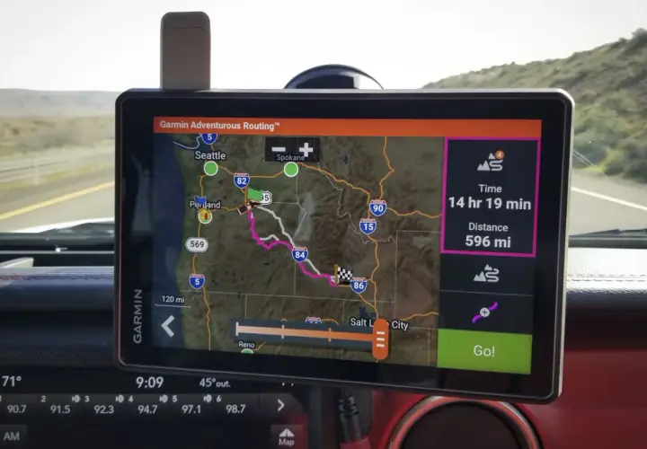 Nawigacja Garmin pokazuje trasę z Portland do Salt Lake City, 596 mil. Idealna, gdy zastanawiasz się, jaką kupić nawigację do ciężarówki.