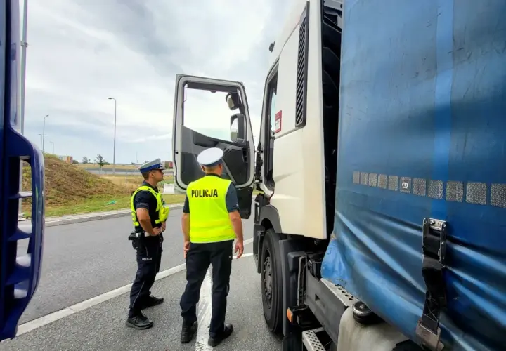 Policjanci kontrolują ciężarówkę. Od kiedy obowiązuje zakaz wyprzedzania ciężarówek?