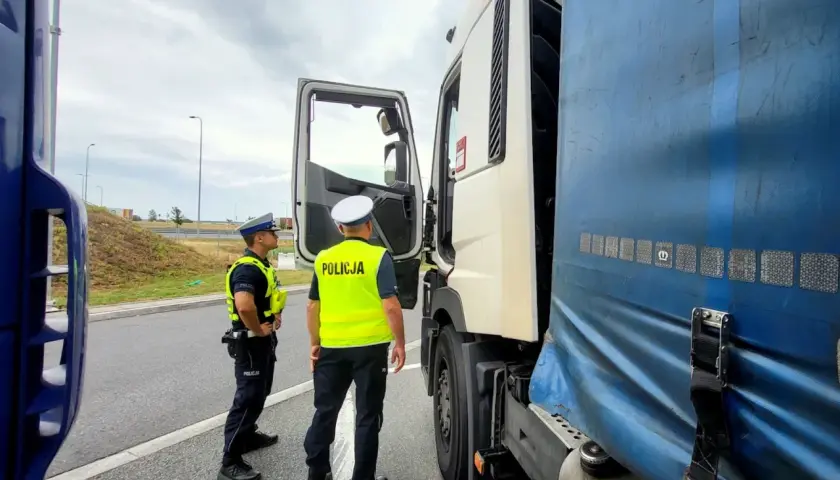 Policjanci kontrolują ciężarówkę. Od kiedy obowiązuje zakaz wyprzedzania ciężarówek?