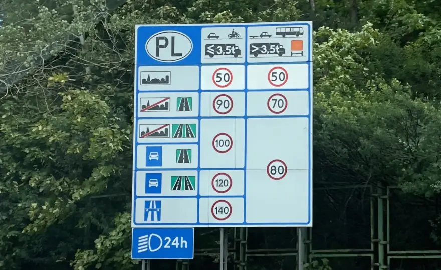 Jaka prędkość podczas holowania? Limity (30/60 km/h) i zasady autostrad.