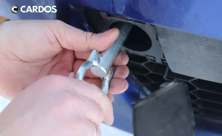 Ucho holownicze Toyota Avensis: Gdzie jest i jak je wkręcić?