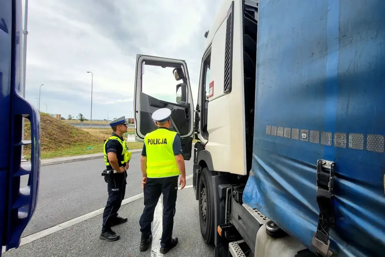 Policjanci kontrolują ciężarówkę. Od kiedy obowiązuje zakaz wyprzedzania ciężarówek?