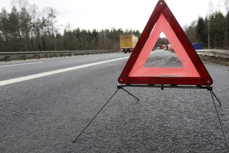 Awaria samochodu na autostradzie prawidłowe oznakowanie
