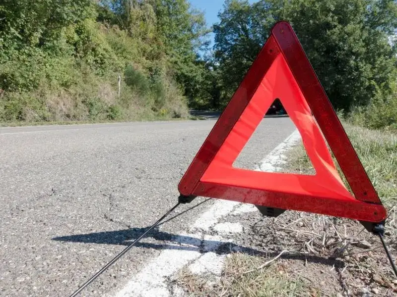 Zabezpieczanie miejsca awarii na drodze ekspresowej trójkąt ostrzegawczy