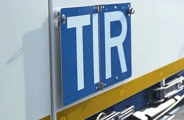 niebieska tabliczka TIR na ciężarówce