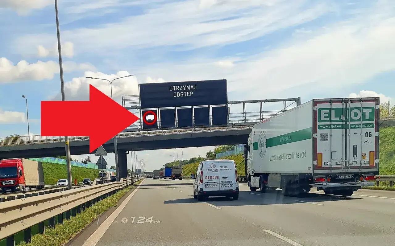Znak zakazu wyprzedzania ciężarówek od kiedy? Na ekranie nad autostradą wyświetla się komunikat 