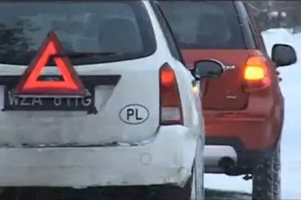 Prawidłowo holowany pojazd z oświetleniem i trójkątem