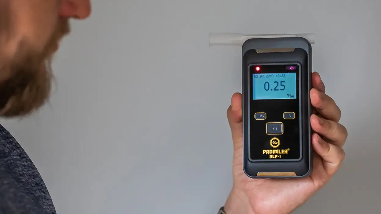 Rodzaje sensorów alkomatów, sensor półprzewodnikowy vs elektrochemiczny