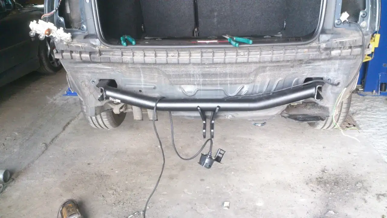 Ucho holownicze Volkswagen Passat B5 lokalizacja