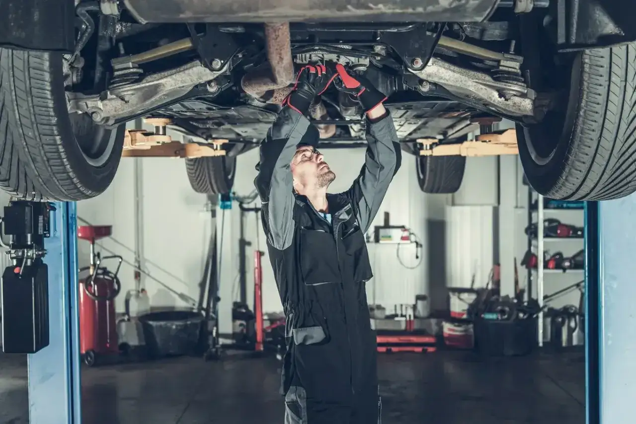mechanik wymienia maglownicę, różne typy maglownic