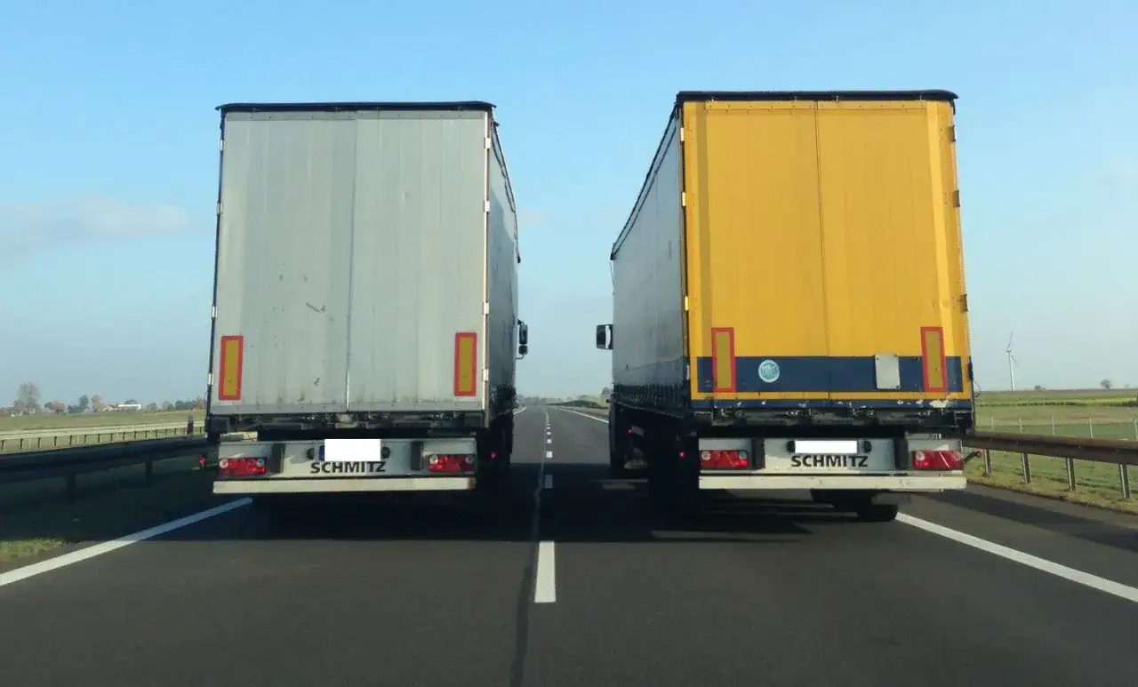 Dwa ciężarówki jadące obok siebie. Czy od kiedy obowiązuje zakaz wyprzedzania ciężarówek?