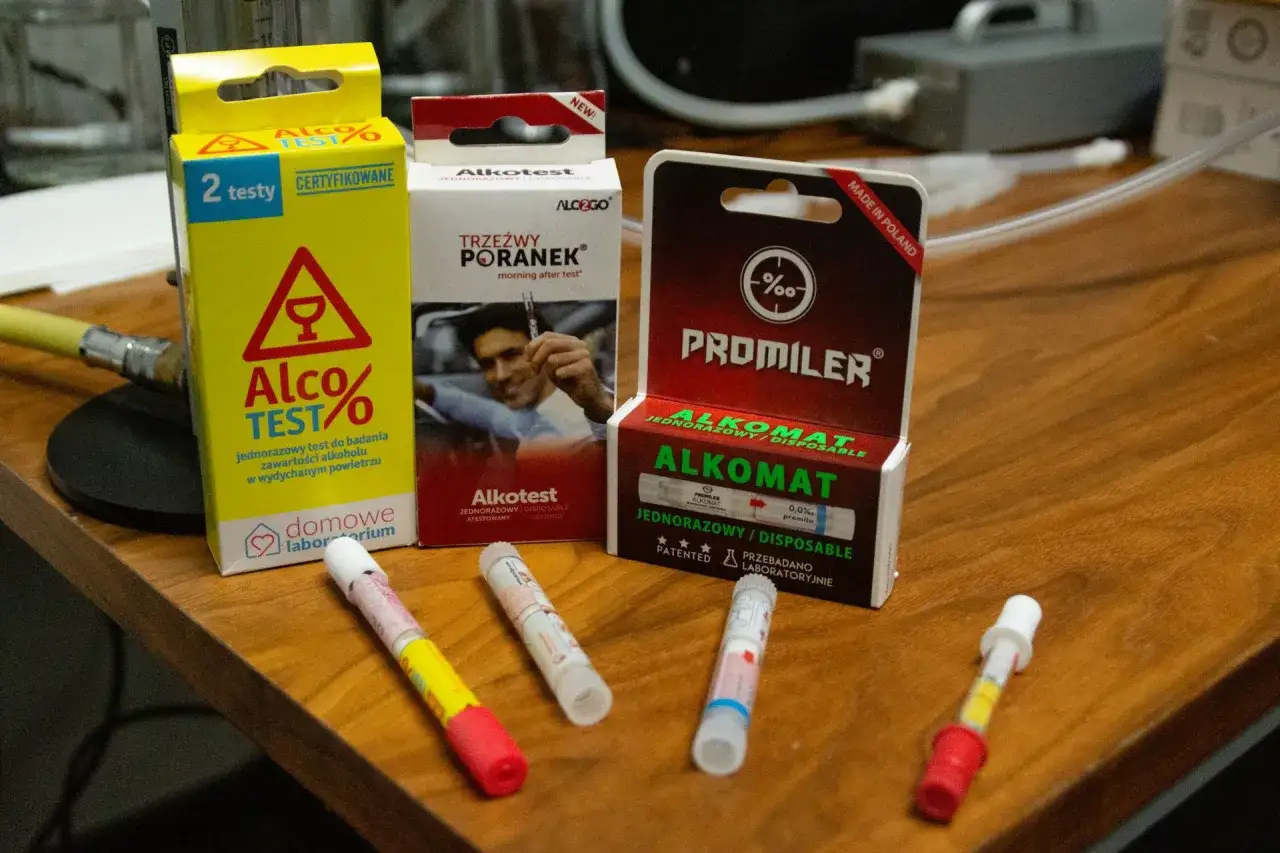 alkomat jednorazowy vs elektroniczny