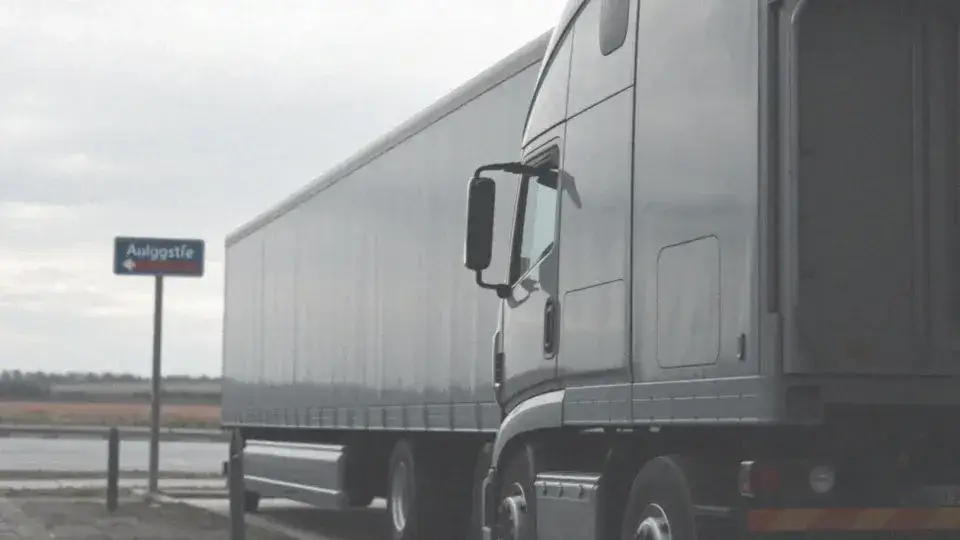 ciężarówka z naczepą na wadze drogowej