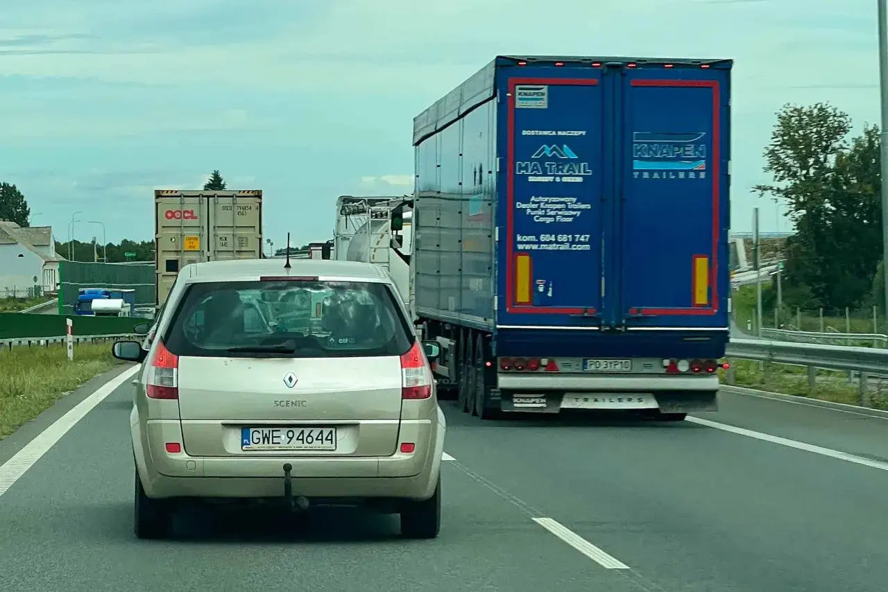 Na drodze korek, samochód osobowy za niebieską naczepą. Czy od kiedy obowiązuje zakaz wyprzedzania ciężarówek?